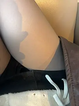 yimisun01 (F milf) - 户外超刺激……偷偷夹着小粉玩……王国王👑完成✅上身真🈳裸体3分钟