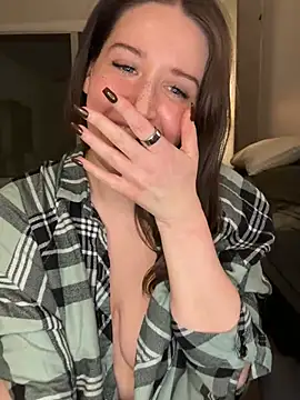 nerdynina - Nerdynina's free webcam