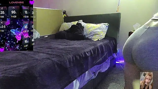 Blondiewithanass webcam