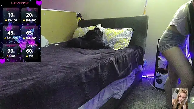 Blondiewithanass webcam