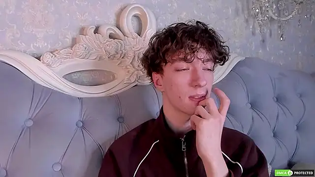 trevorbenson (M twink) - spank my butt in doggy