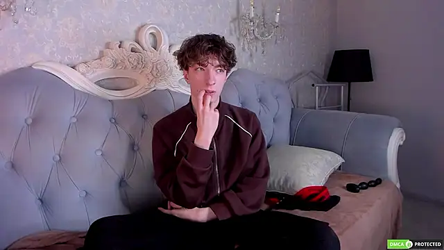 trevorbenson (M twink) - spank my butt in doggy