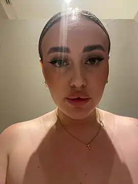 kirasunshine (F young) - completely naked and spanking pussy