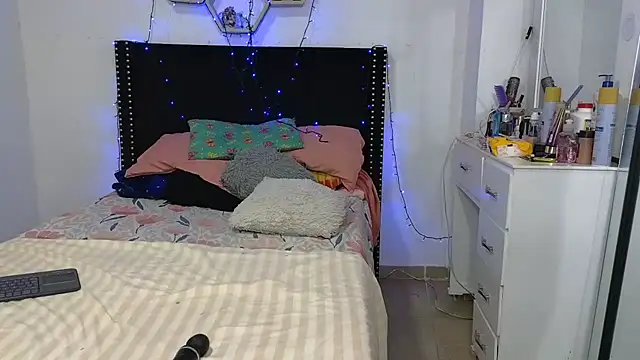 charlotte_077 - Charlotte_077's free webcam