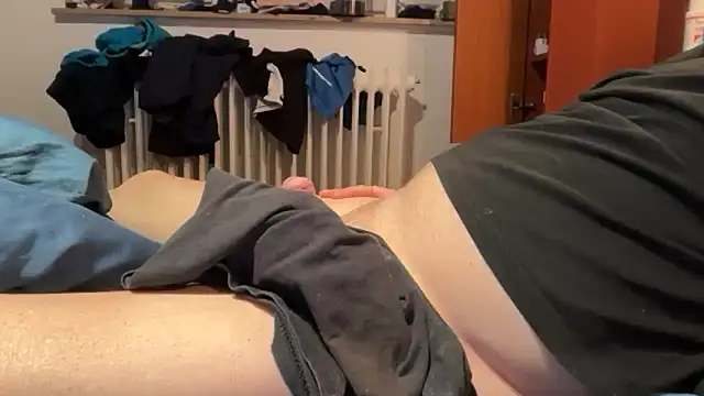 geilerjung69 (Ask my age) - Analtunnel einführen und ausleuchten