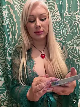 LaraHollywood webcam