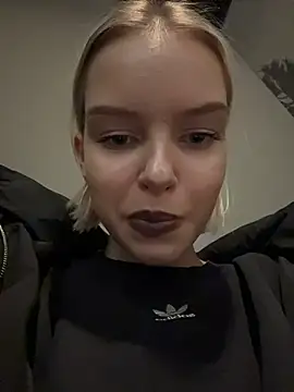 ashleymur (F teen) - play with nipple piercing