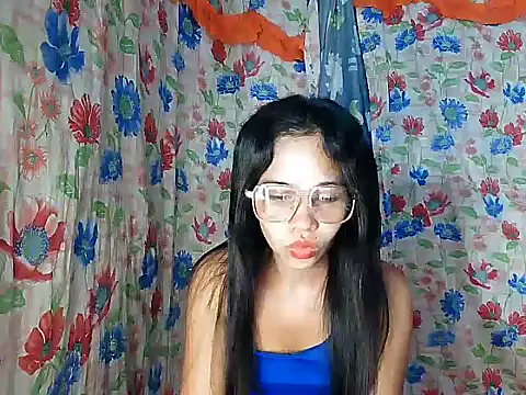 PinaySkinnyGirl webcam