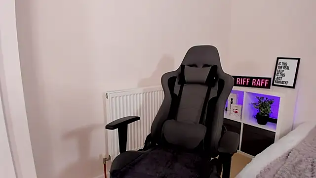 LucieWinters_UK webcam