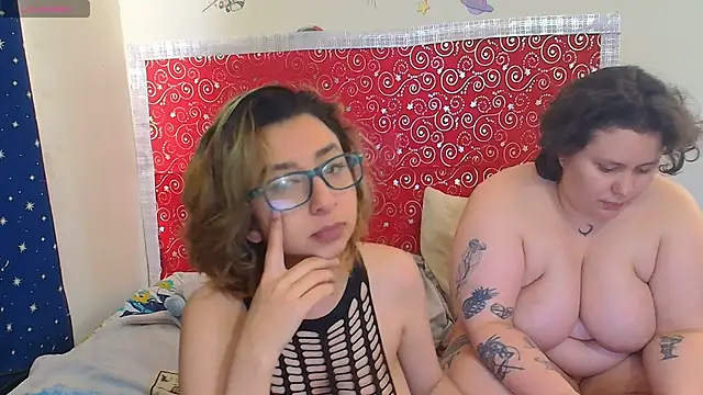 RavenEllieUniverse webcam