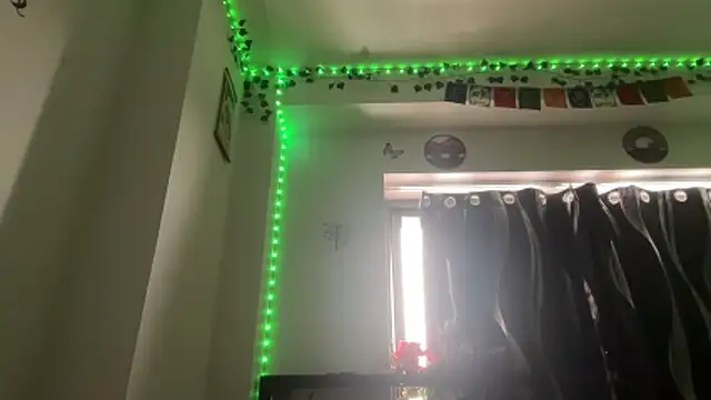 tinydaisy21 - Tinydaisy21's free webcam