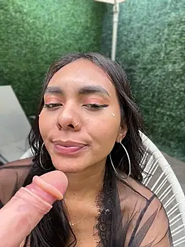 Webcam Model (LuckyGoddessXXX)  is live.Free join now!