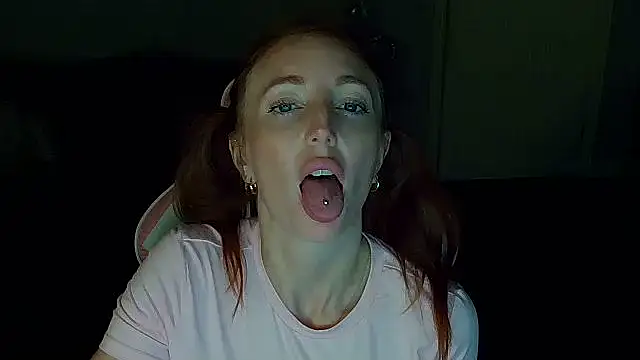 Red_firesquirt webcam