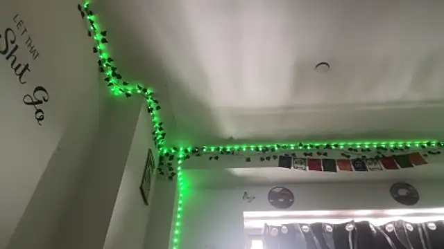 tinydaisy21 - Tinydaisy21's free webcam