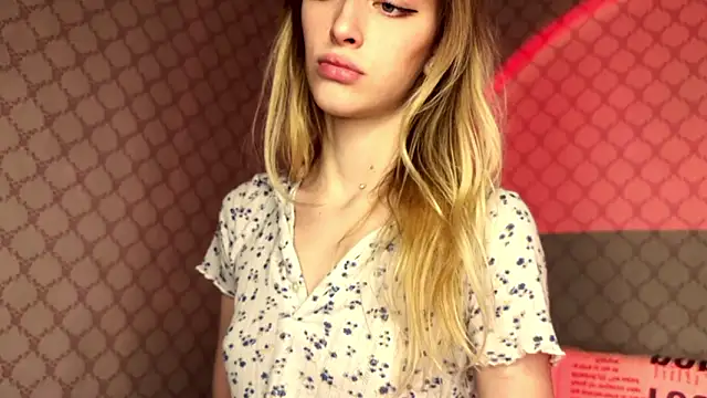 evvie_summn1 - Evvie_Summn1's free webcam - UK Sex Cams