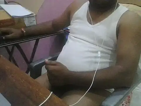 itguyhyd (Ask my age) - cock rub