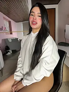 LunaMoore_Pink webcam