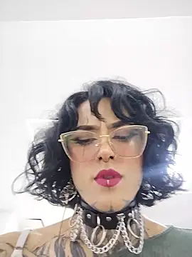 taaylor33 (F young) - Flash tits -Nipple Clips