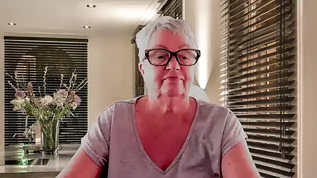 Mystery-Grandmother webcam