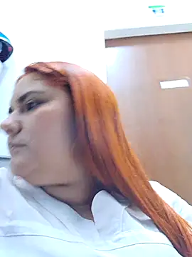 girl_redhead_bigtits