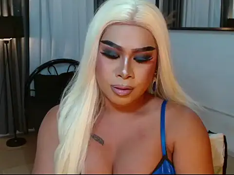 AlluringEmerald webcam