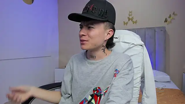 nascary_fox (M twink) - show penis with glans