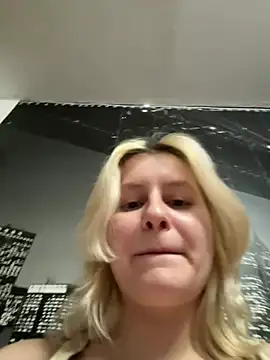 bonnyeboom - BonnyeBoom's free webcam