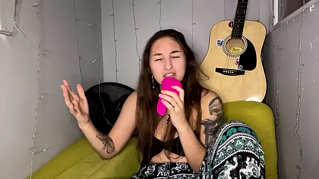 mlacutehere - Mlacutehere's free webcam