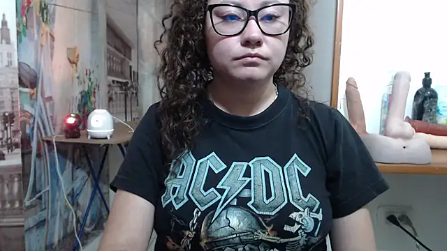 curly_greeneyed webcam