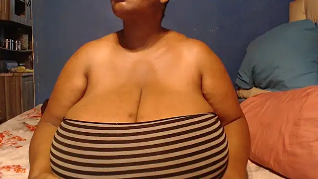 cutefirmmelonss - CUTEFIRMMELONSS's free webcam