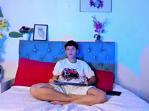 alexdumontt - AlexDuMontt's free webcam - UK Sex Cams