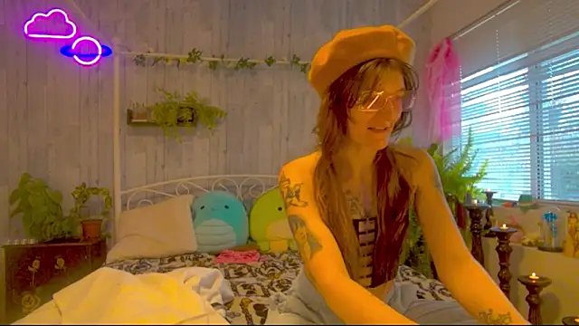 YourFavCanadianMILF webcam