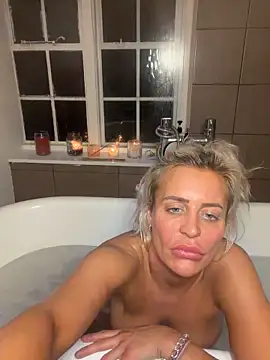 Webcam Model (AliceDx)  is live.Free join now!