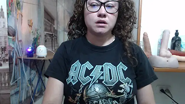 curly_greeneyed webcam