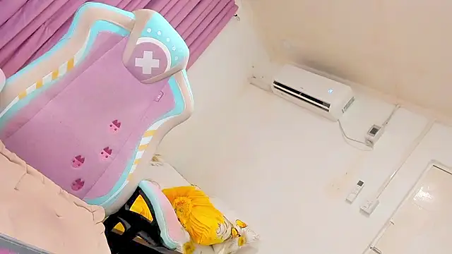 CraveMyCurves webcam