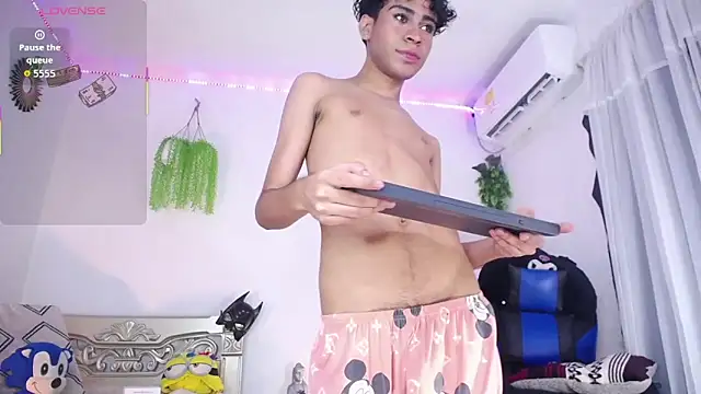 huge_armound webcam