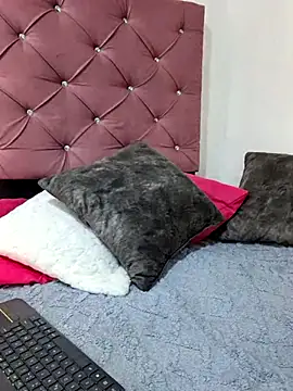 Webcam Model (lila_queen_)  is live.Free join now!