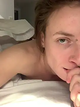 GoldenPussy1329 webcam