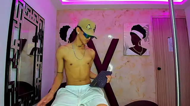 pretty_fem - PRETTY_FEM's free webcam