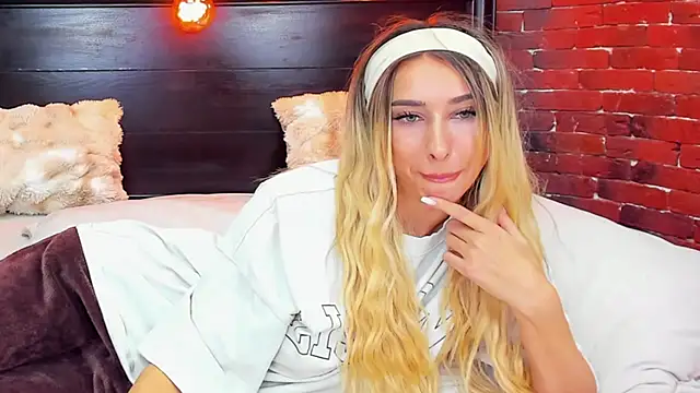 ChristynaRoss's Stripchat show and profile