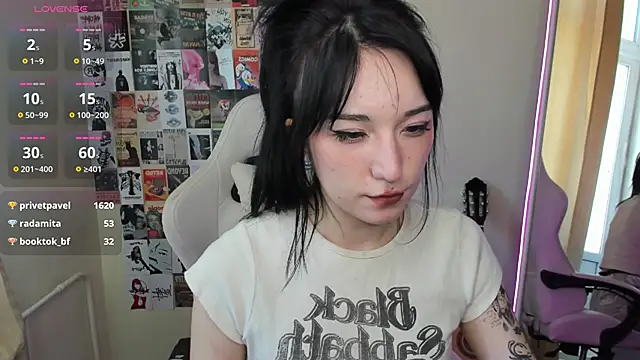 aliceeinwonderlanddd - AliceeinWonderlanddd's free webcam