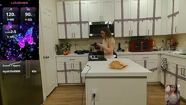 Blondiewithanass webcam