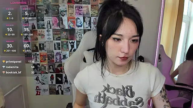 aliceeinwonderlanddd - AliceeinWonderlanddd's free webcam