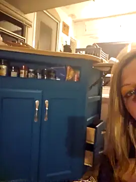 SheIsSomething webcam