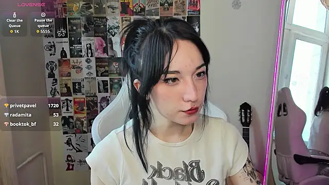 AliceeinWonderlanddd webcam