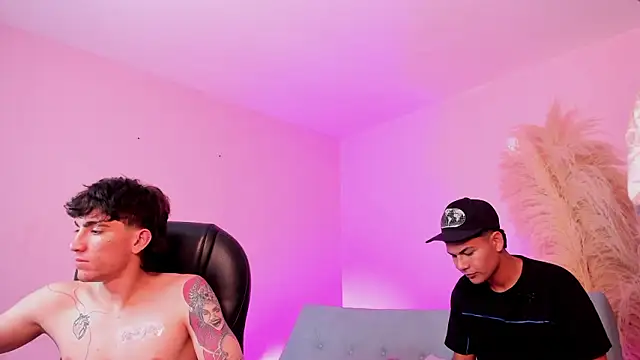 Handsomeboyss19 Live Webcam on Stripchat