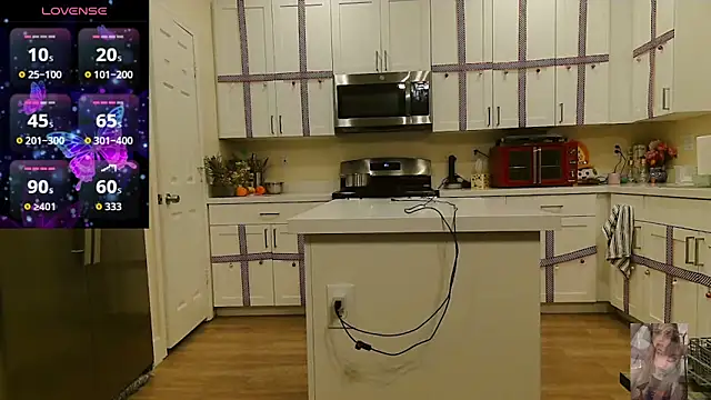 Blondiewithanass webcam