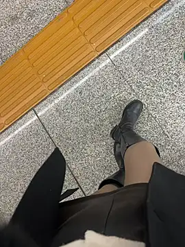 yimisun01 (F milf) - 户外超刺激……偷偷夹着小粉玩……王国王👑完成✅上身真🈳裸体3分钟