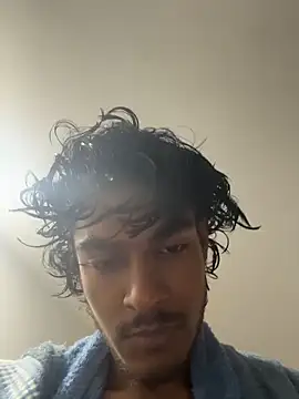 RavenKisses Live Webcam on Stripchat