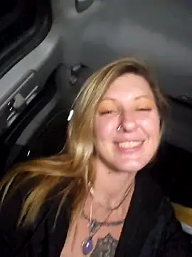 sheissomething - SheIsSomething's free webcam